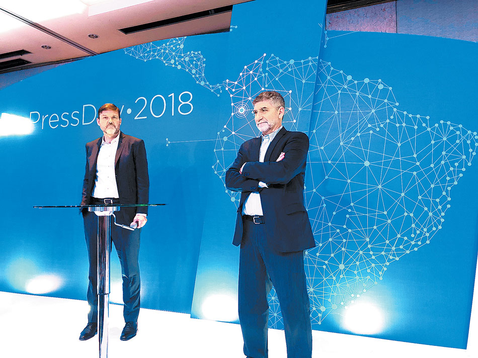 Daniel Ciriano (d), director de Roche para Latinoamérica, presentó el fármaco en Colombia. (Blanca Valadez)