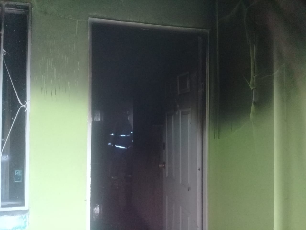 Los dueños de la casa lograron salir de la casa a salvo. (Especial)