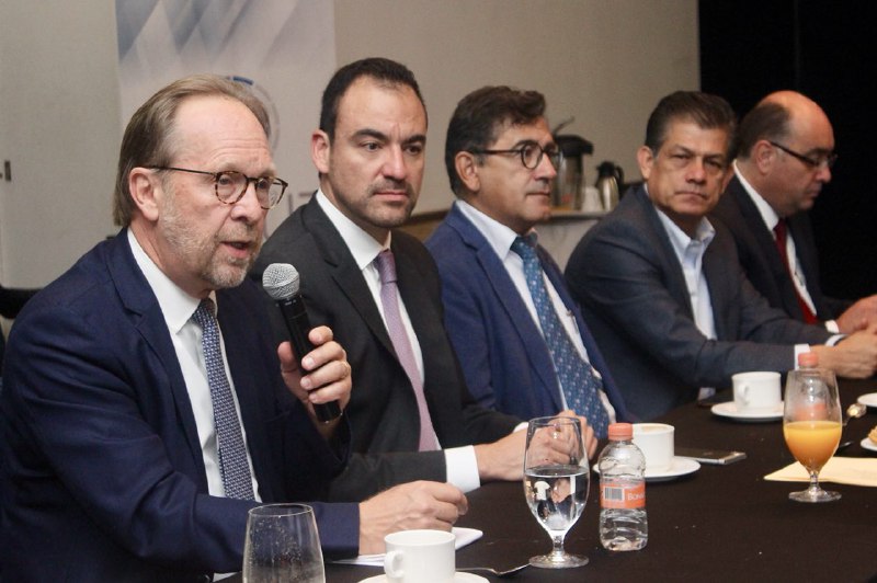 Encuentro entre Clúster Automotriz Zona Centro AC (CLAUZ) y el Secretario de Competitividad, Trabajo y Desarrollo Económico, Jaime Oropeza Casas.