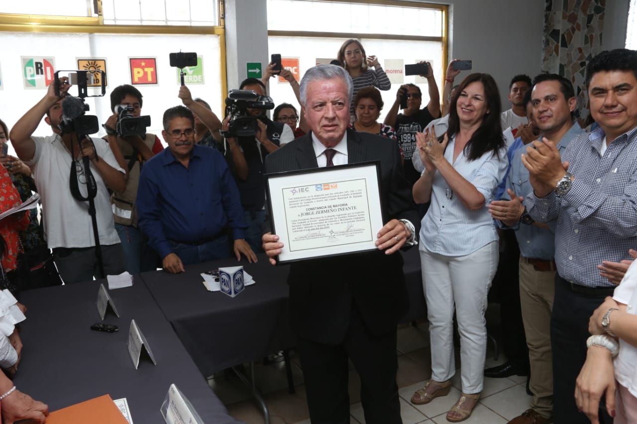 Jorge Zermeño recibió este jueves su constancia de mayoría como alcalde reelecto de Torreón. (Arturo Salazar)