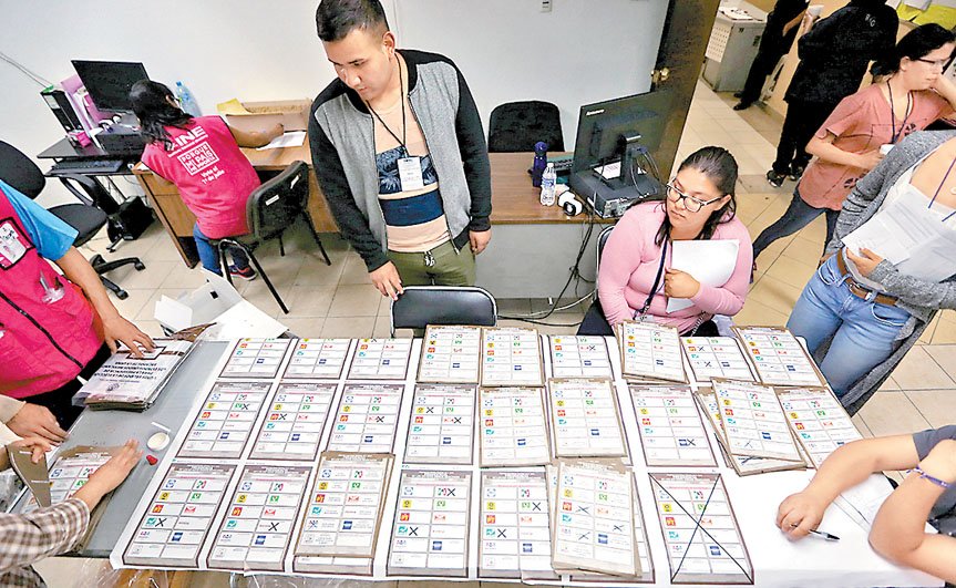 Ayer a las 8 de la mañana comenzó el conteo en los 300 consejos distritales del país de forma simultánea. (Jorge Carballo)