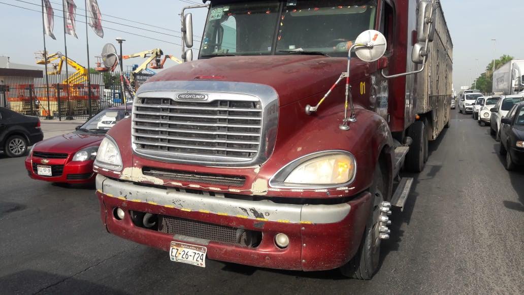 No reportaron lesionados, el conductor del tráiler tras su intento de fuga fue detenido. (Especial)