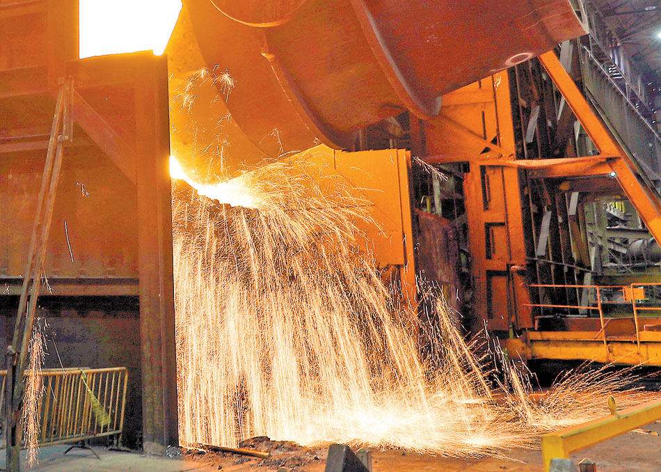 La tarifa punitiva al acero y el aluminio extranjeros asciende a 25%.  (Jeff Robertson/AP)