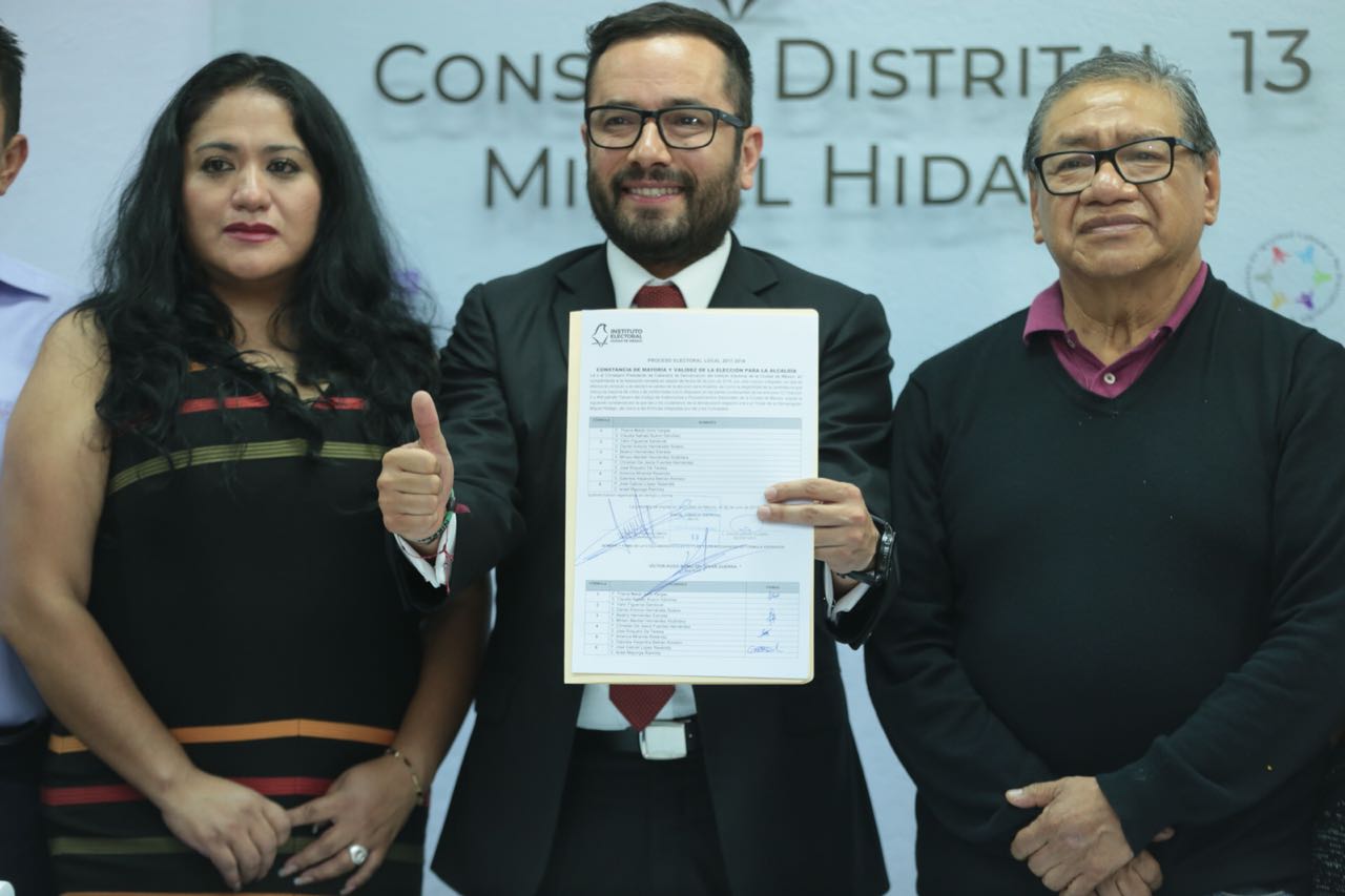 Víctor Hugo Romo recibe la constancia de mayoría como alcalde de Miguel Hidalgo. (esús Quintanar)