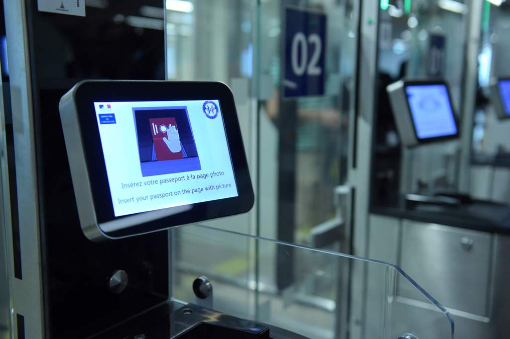Los aeropuertos de París ya utilizan tecnología de reconocimiento facial. (AFP)