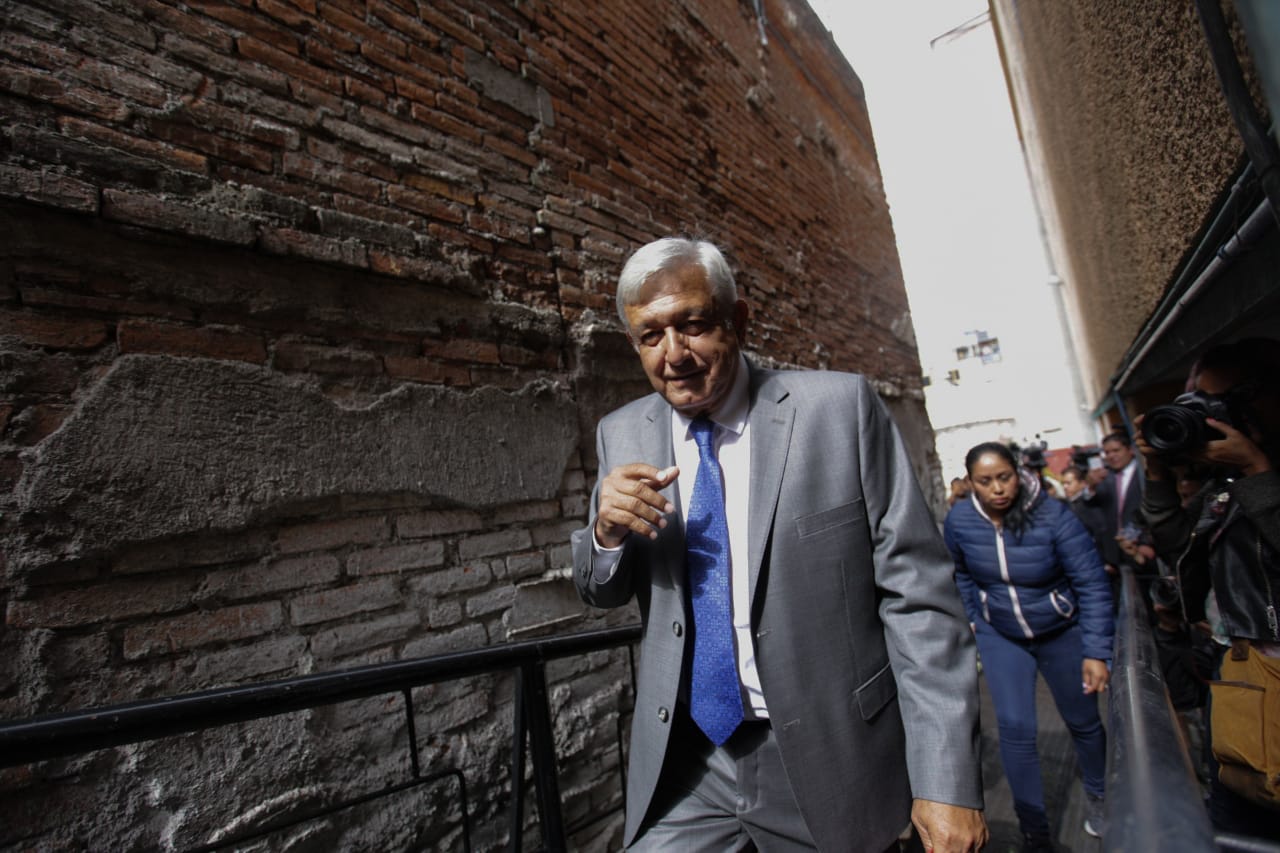 Andrés Manuel López Obrador a su llegada al Salón de la Luz, donde se reunió con miembros de su próximo gabinete. (Omar Franco)