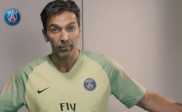 Buffon con los colores del PSG (PSG)