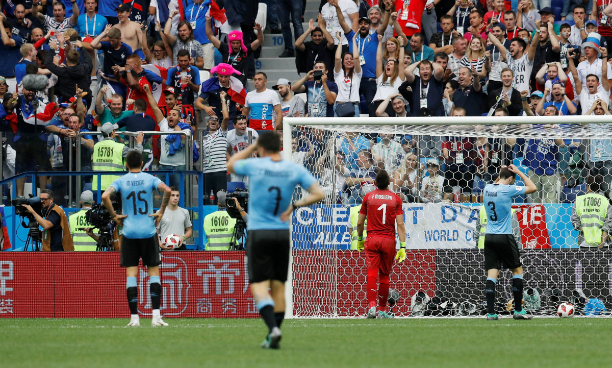 El lamento de los uruguayos tras el segundo gol de Francia (Reuters)