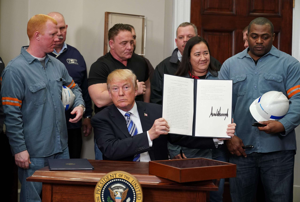 En Marzo, Donald Trump firmó la orden ejecutiva para imponer aranceles al aluminio y acero a China (AFP).