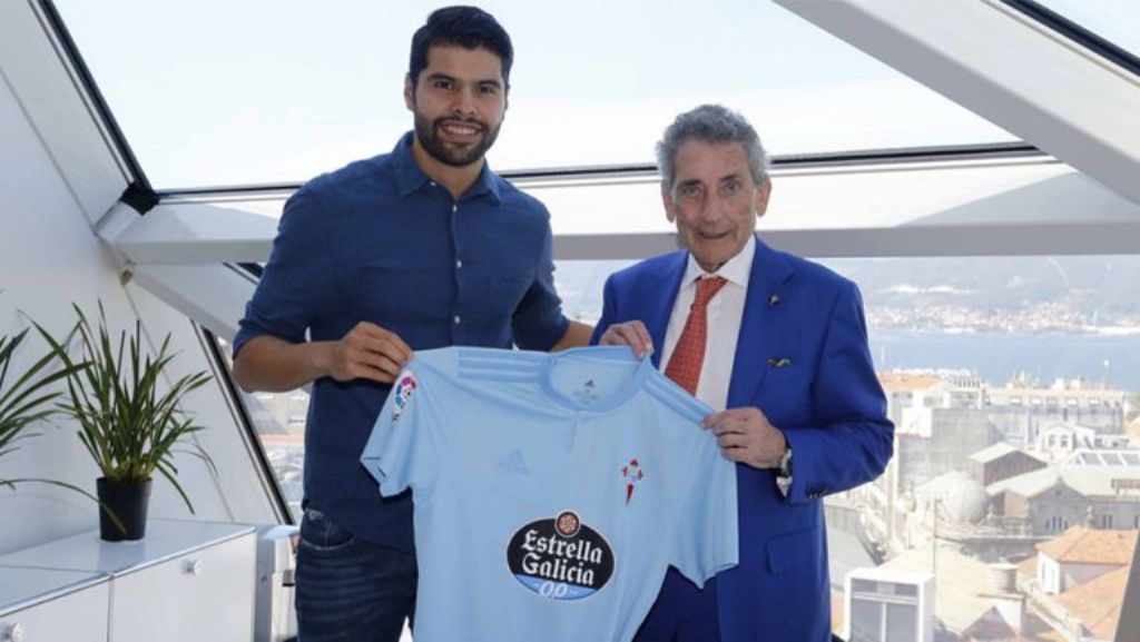 Nestor Araujo con la camiseta de su nuevo equipo, Celta de Vigo. (@RCCelta)