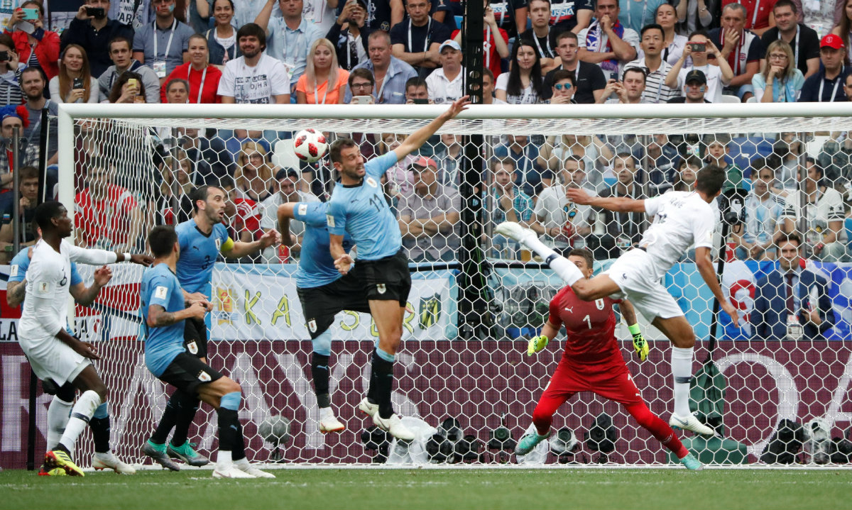 Varane remata de cabeza y abre el marcador en el Estadio Nizhni Nóvgorod (Reuters)