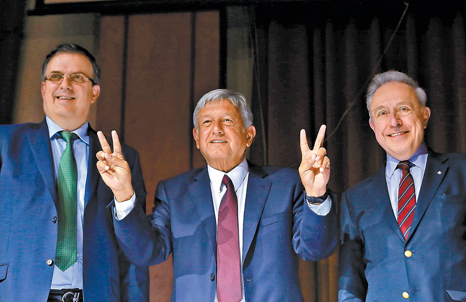 El virtual presidente electo, acompañado de Marcelo Ebrard y Héctor Vasconcelos, descartó resguardo del EMP y dijo que, por ahora, lo cuidan los medio