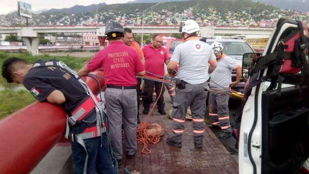 Elementos de Protección Civil del municipio de Monterrey recibieron el llamado de auxilio. (Foto: Guadalupe Sánchez)