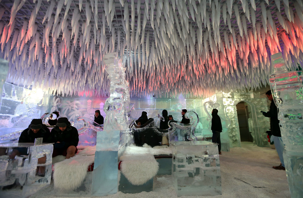 Chillout Lounge es el primer salón de hielo en el Medio Oriente y cuenta con esculturas de hielo, asientos de hielo y temperaturas bajo cero. (EFE)