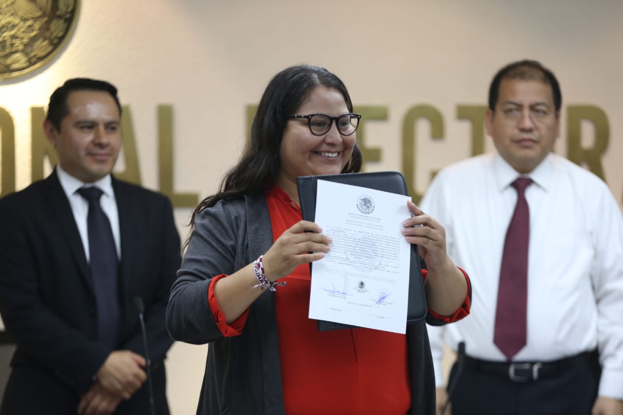 Citlali Hernández recibe constancia de mayoría para ir al Senado por Morena. (Javier García).
