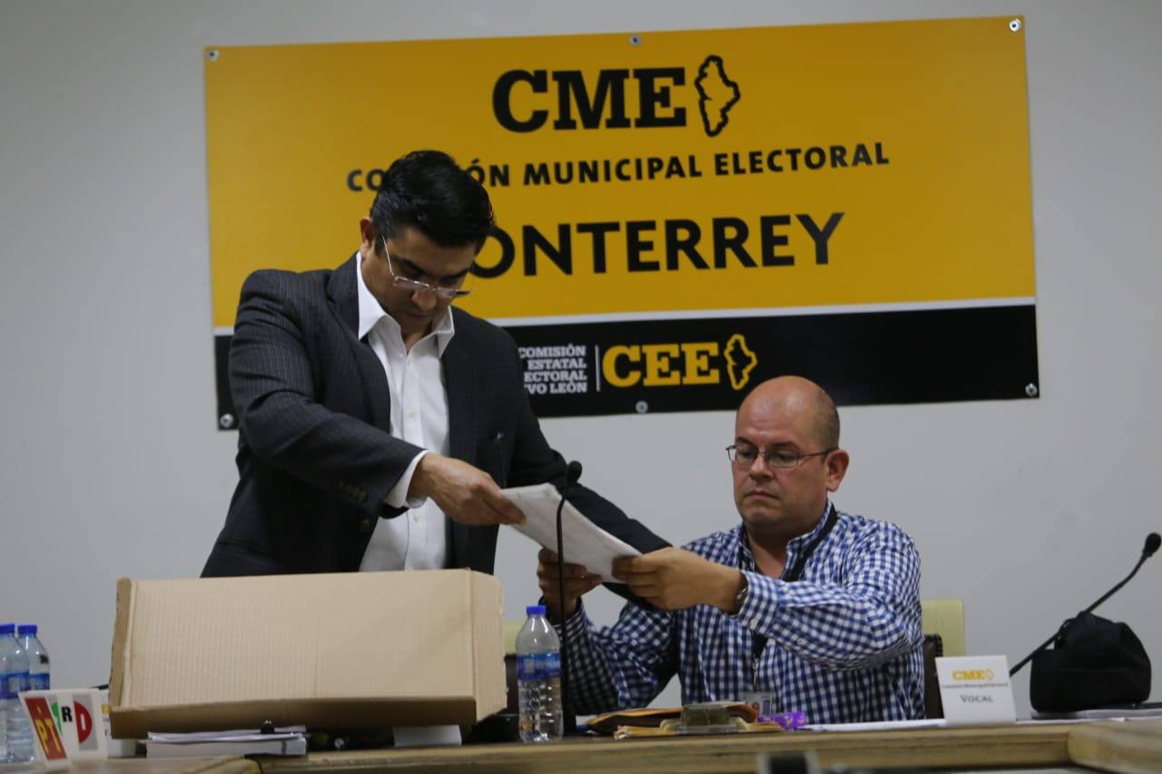 Alrededor de las cuatro de la tarde, el consejero presidente reinició la sesión. (Foto: Roberto Alanís)