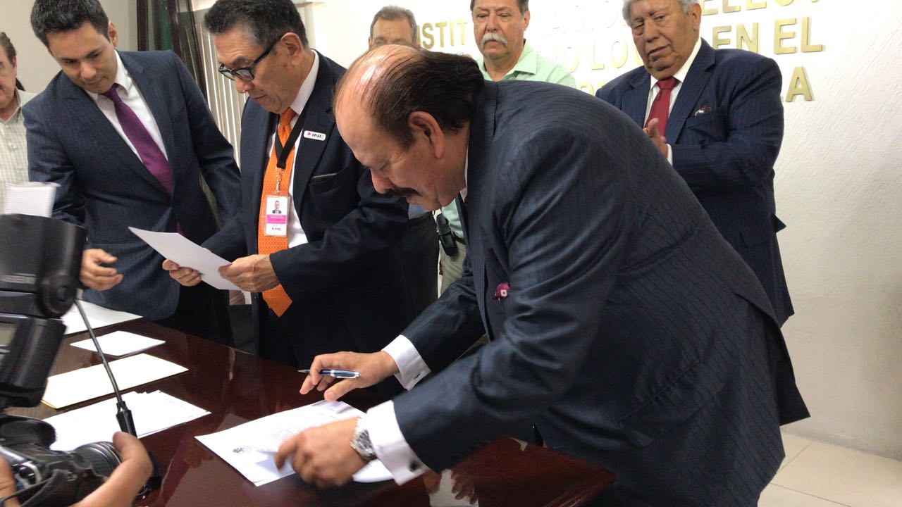 La fórmula de Armando Guadiana y Eva Eugenia Galaz recibieron la constancia como Senadores de Primera Mayoría. (Especial)