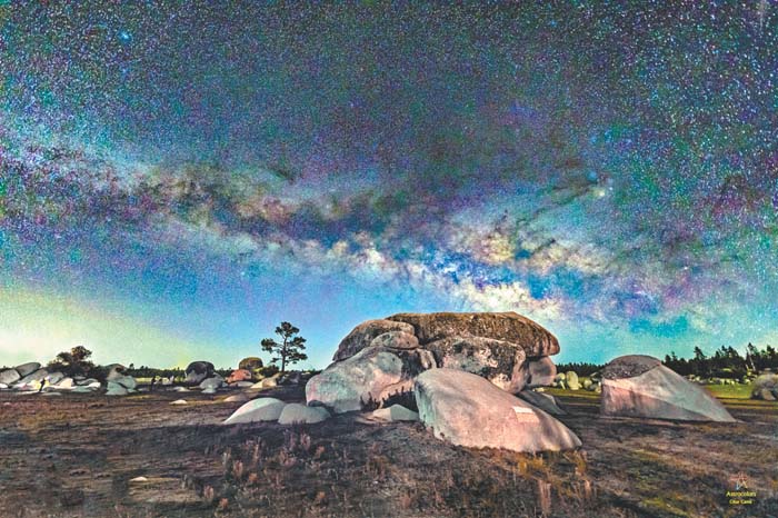 La imagen de hoy es una vista nocturna de la laguna que encontré completamente seca, pues generalmente tiene agua en la temporada invernal.