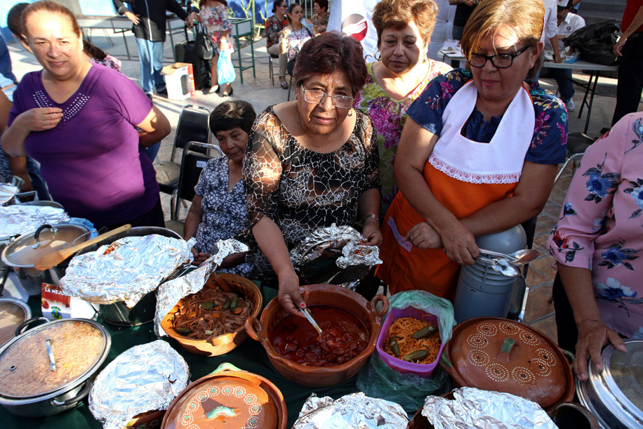 Los jueces recorrieron las mesas con cuaderno y cuchara a la mano para probar las propuestas culinarias. (Arturo Salazar)