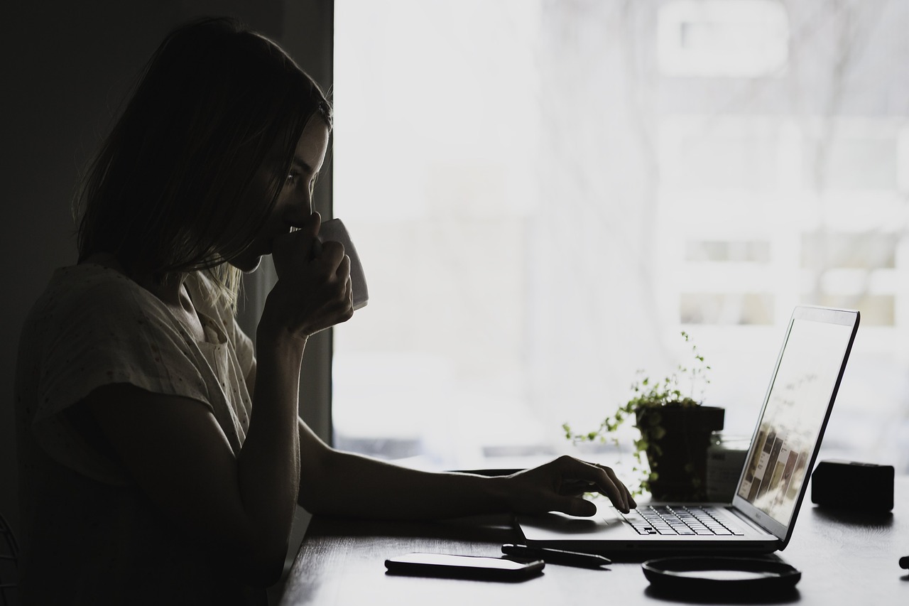 Muchas mujeres además de cumplir con su jornada laboral, tienen tareas domésticas y con su familia. (Especial)