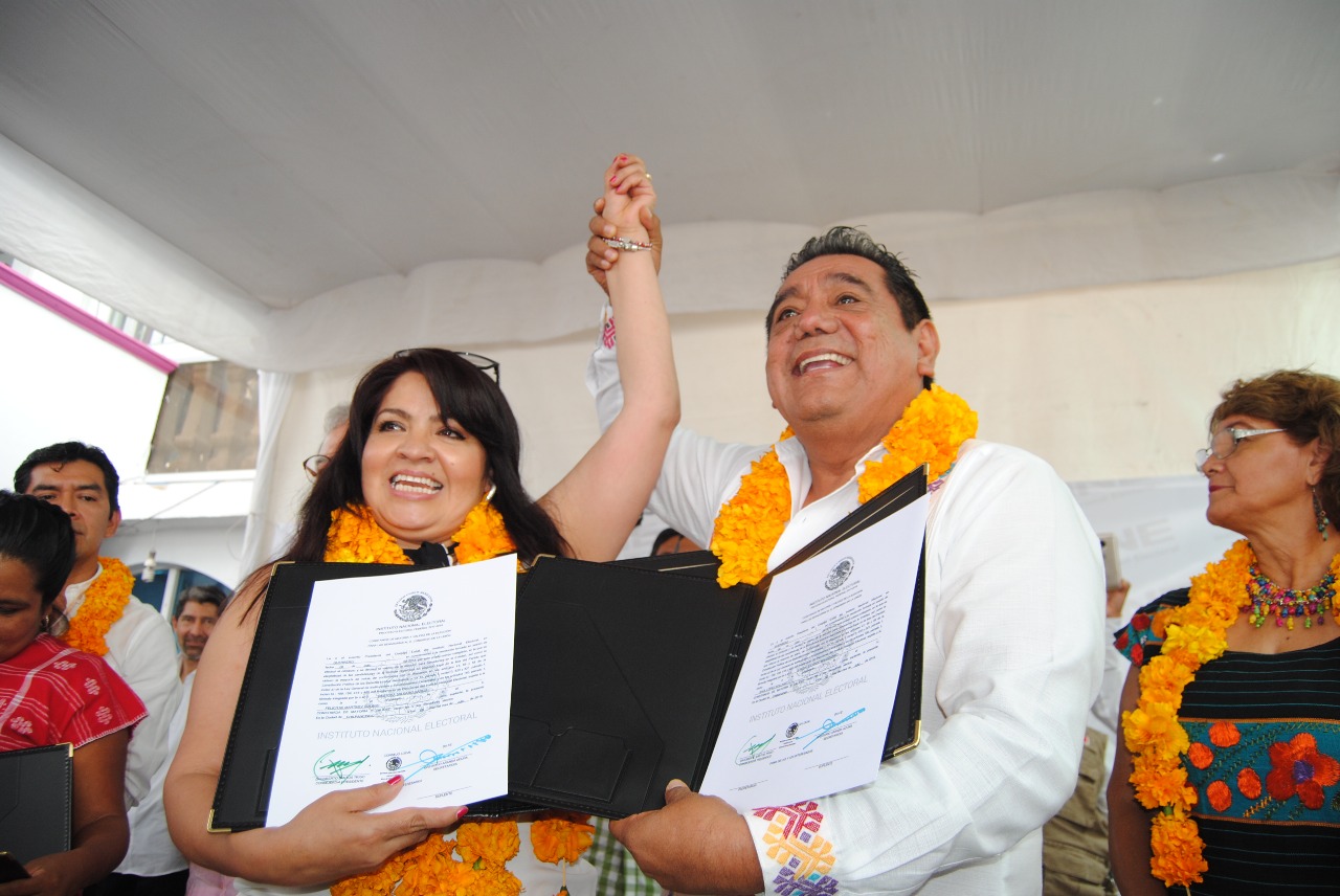 Nestora Salgado y Félix Salgado reciben constancias de mayoría como senadores electos (Foto: Rogelio Agustín)