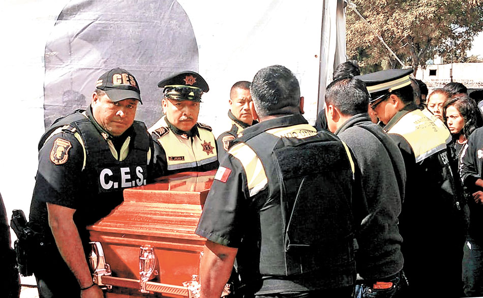 El policía estatal Ricardo Montiel recibió los honores y fue sepultado en el panteón Nativitas de Tepexpan. (Especial)