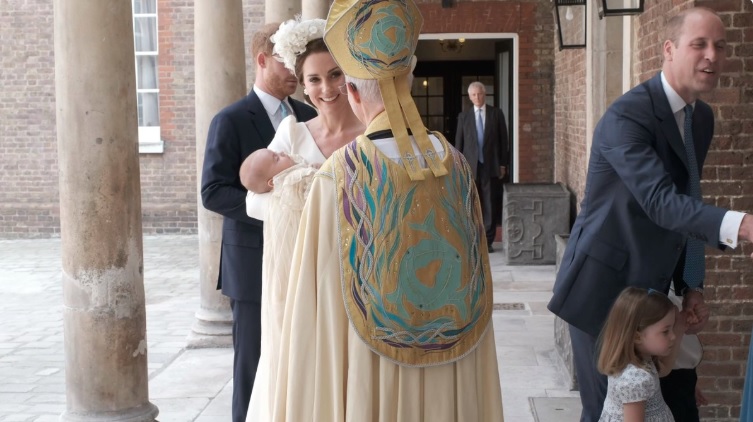 Kate a la llegada a la iglesia con el príncipe Louis en brazos. (Twitter @Kensington Palace)