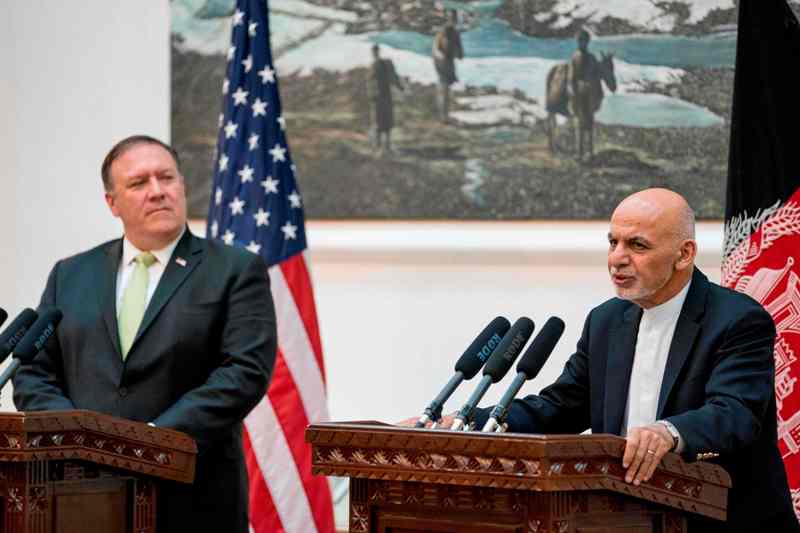 Mike Pompeo (izq.) junto al presidente de Afganistán Ashraf Ghani, durante una conferencia de prensa conjunta.