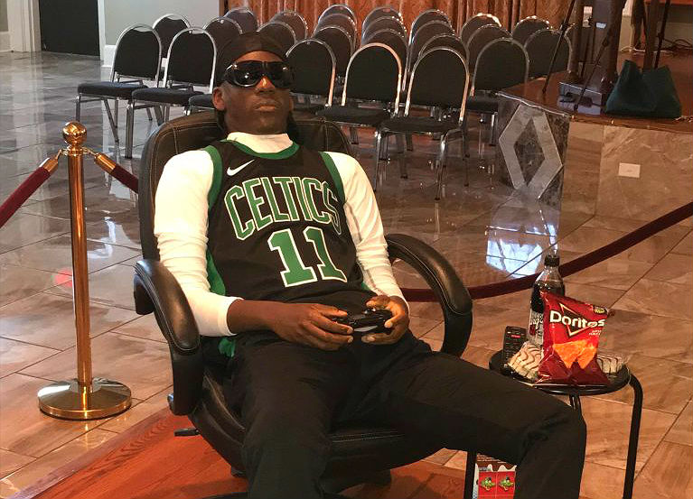 Con los Celtics de Boston, unos Doritos y videojuegos: así recuerda su familia a Renard Matthews. (WGNO)