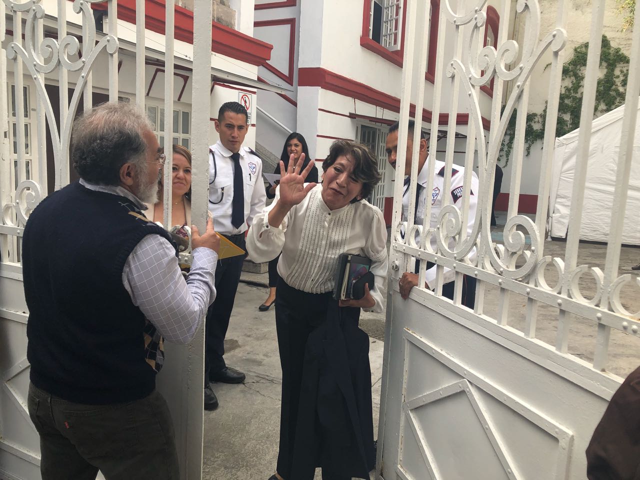 Delfina Gómez llega a la casa de transición de López Obrador. (Jannete López Ponce).