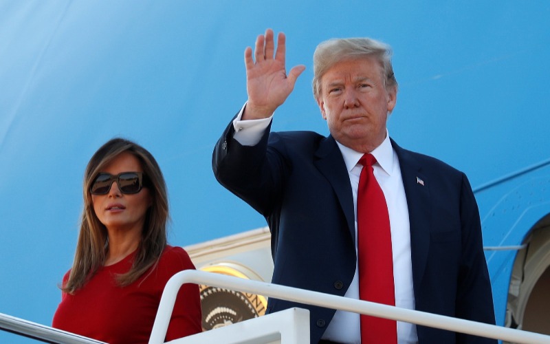 Donald Trump y su esposa Melania abordan el Air Force One para viajar a Bruselas, donde el presidente de EU participará en la cumbre de la OTAN. (Reut