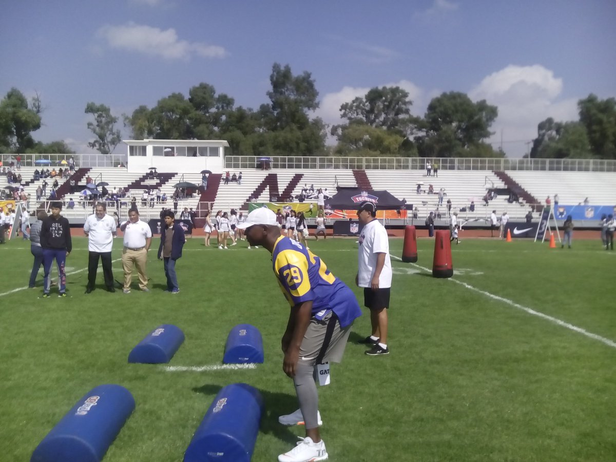 Eric Dickerson y la NFL imparten clínica de tochito en México (Jorge García)