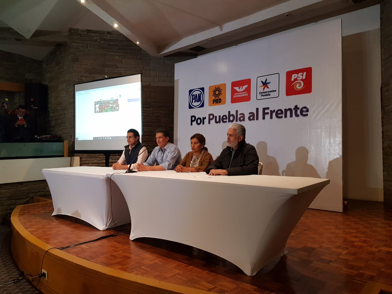 Integrantes de la coalición "Por Puebla al Frente" en conferencia de prensa. (Elvia García)