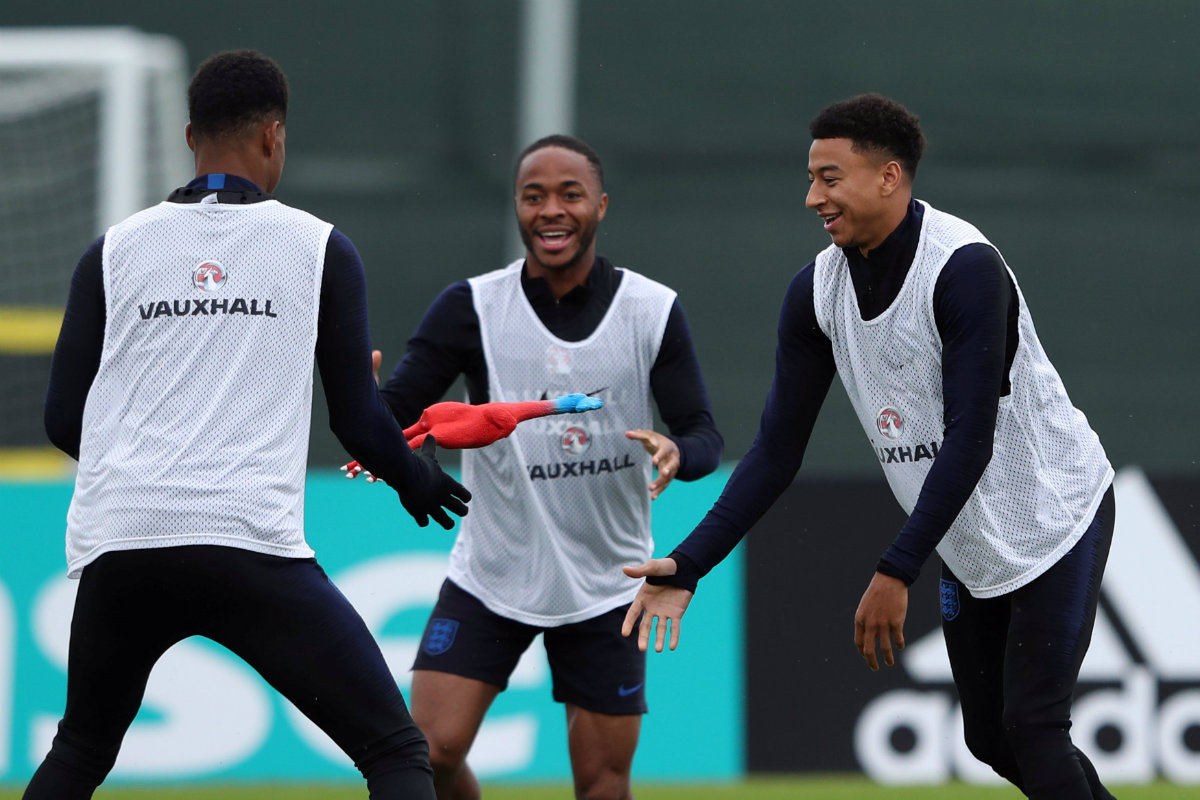 Jugadores de Inglaterra entrenan con gallinas de goma (Reuters)