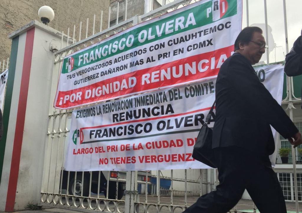 Los militantes realizaron una clausura simbólica de la sede del PRI capitalino, en la colonia Buenavista. (Cinthya Stettin)