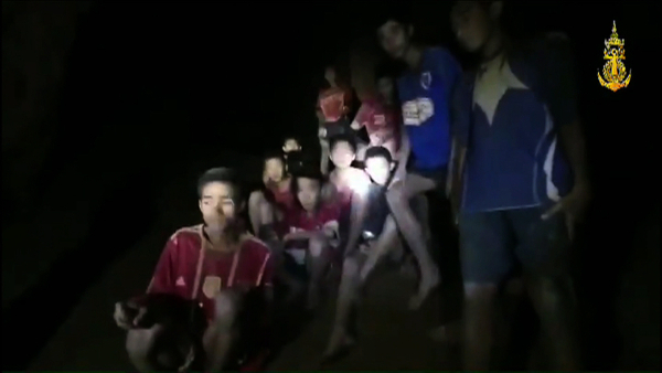 Los niños, muchos de los cuales no sabían nadar, tomaron un curso acelerado sobre el manejo de los equipos de buceo. (AFP)