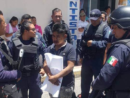 Los oficiales lanzaron gases lacrimógenos para dispersar a los habitantes que retenían al sujeto. (Adolfo Tenahua)