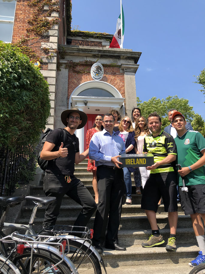 Los primos Ramos compartieron 'burritos' con los de la Embajada de México en Irlanda. (Especial)