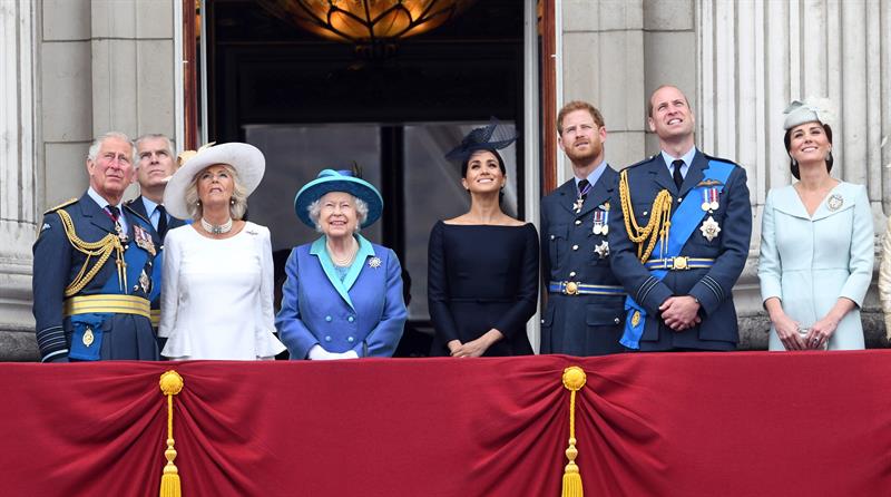 La reina Isabel II observó el espectáculo aéreo desde un balcón en el palacio de Buckingham. (EFE)