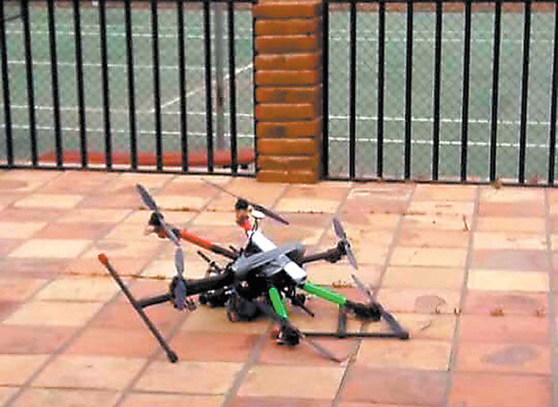 El aparato con el que se lanzaron los artefactos a la vivienda del jefe policiaco.  (Especial)