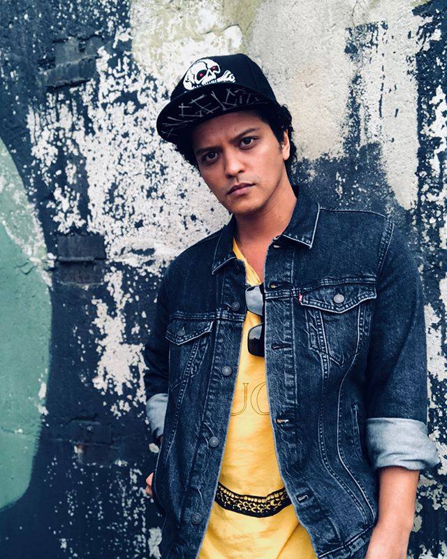 Bruno Mars tuvo que detener su concierto en Escocia debido a que el escenario comenzó a incendiarse (Facebook Bruno Mars).
