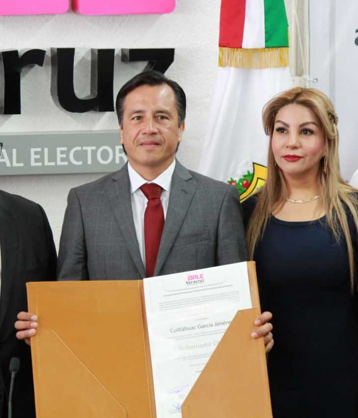Cuitláhuac García Jiménez recibió la constancia de mayoría como gobernador electo de Veracruz por el periodo 2018-2024, luego de haber obtenido un millón 667 mil 239 votos.