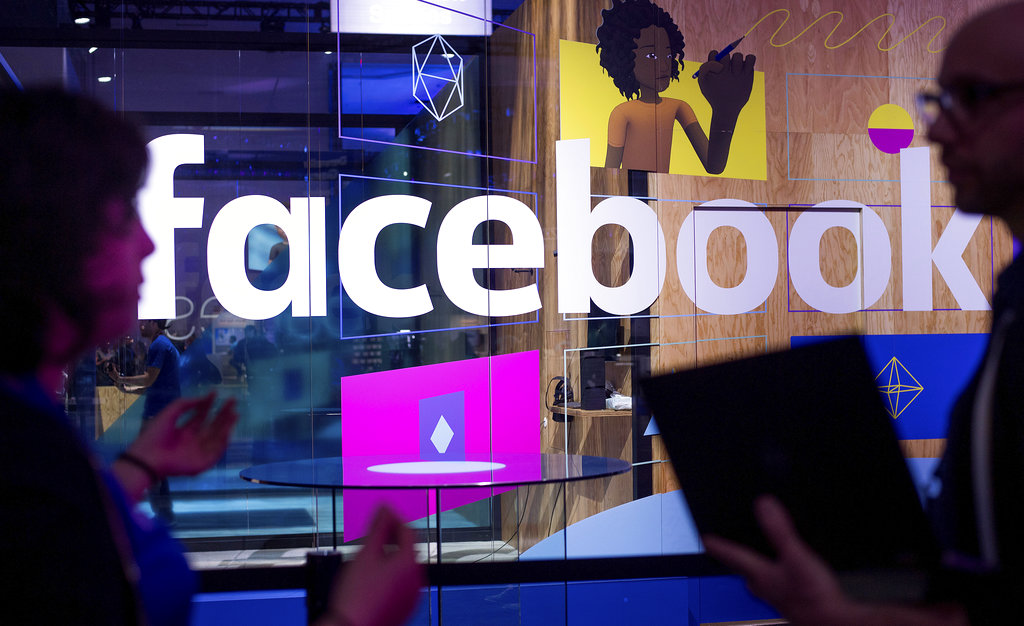 Facebook compartió información de más de 87 millones de usuarios con la empresa Cambridge Analytica. (AP)