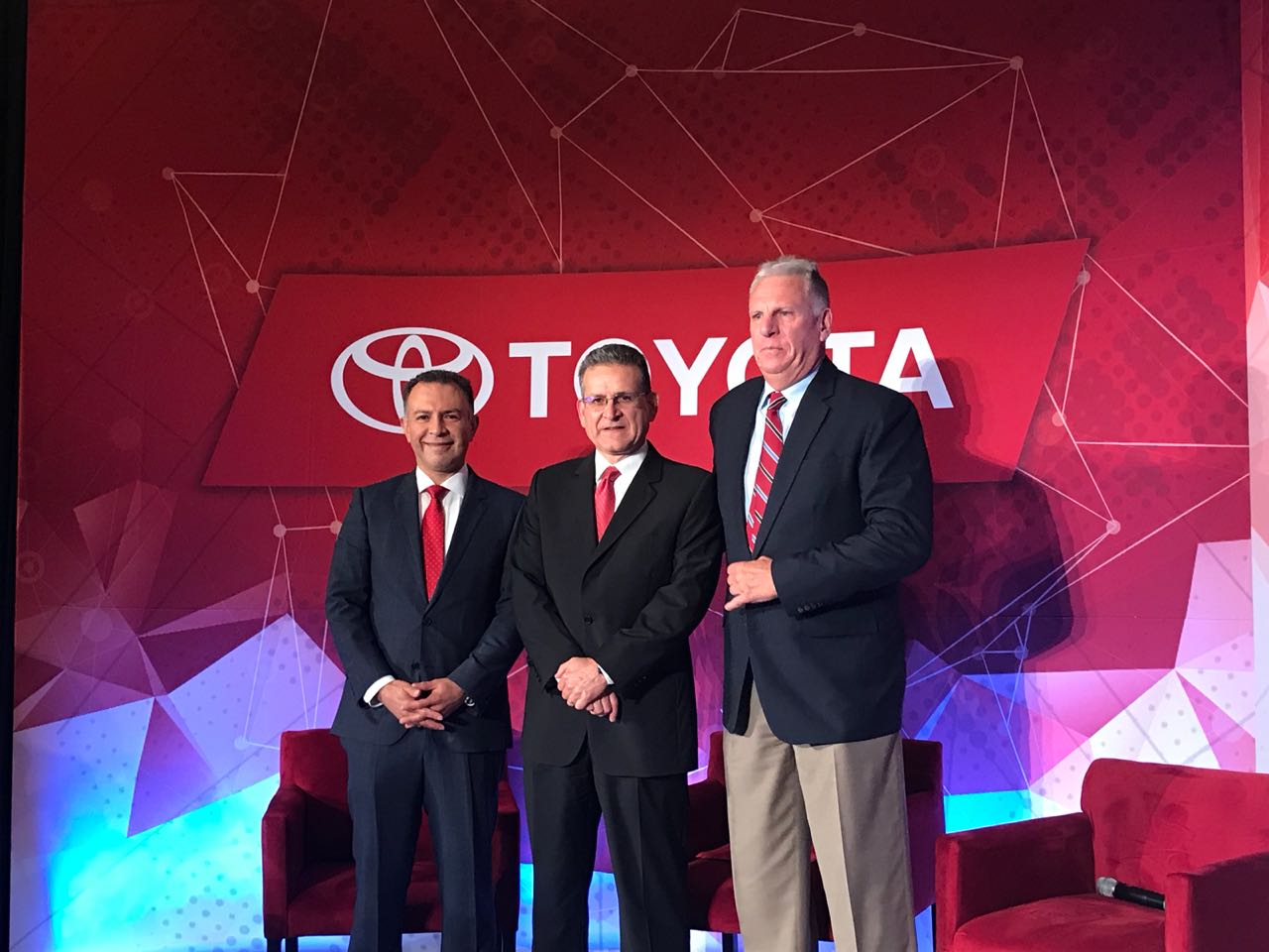 Guillermo Díaz, director de operaciones, Luis Lozano, director de relaciones institucionales, y Tom  Sullivan, presidente de Toyota México (Foto: Pila