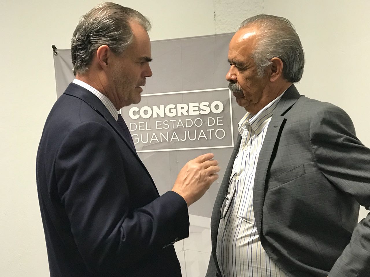 Juan José Álvarez Brunel (izquierda) coordinador de diputados panistas.