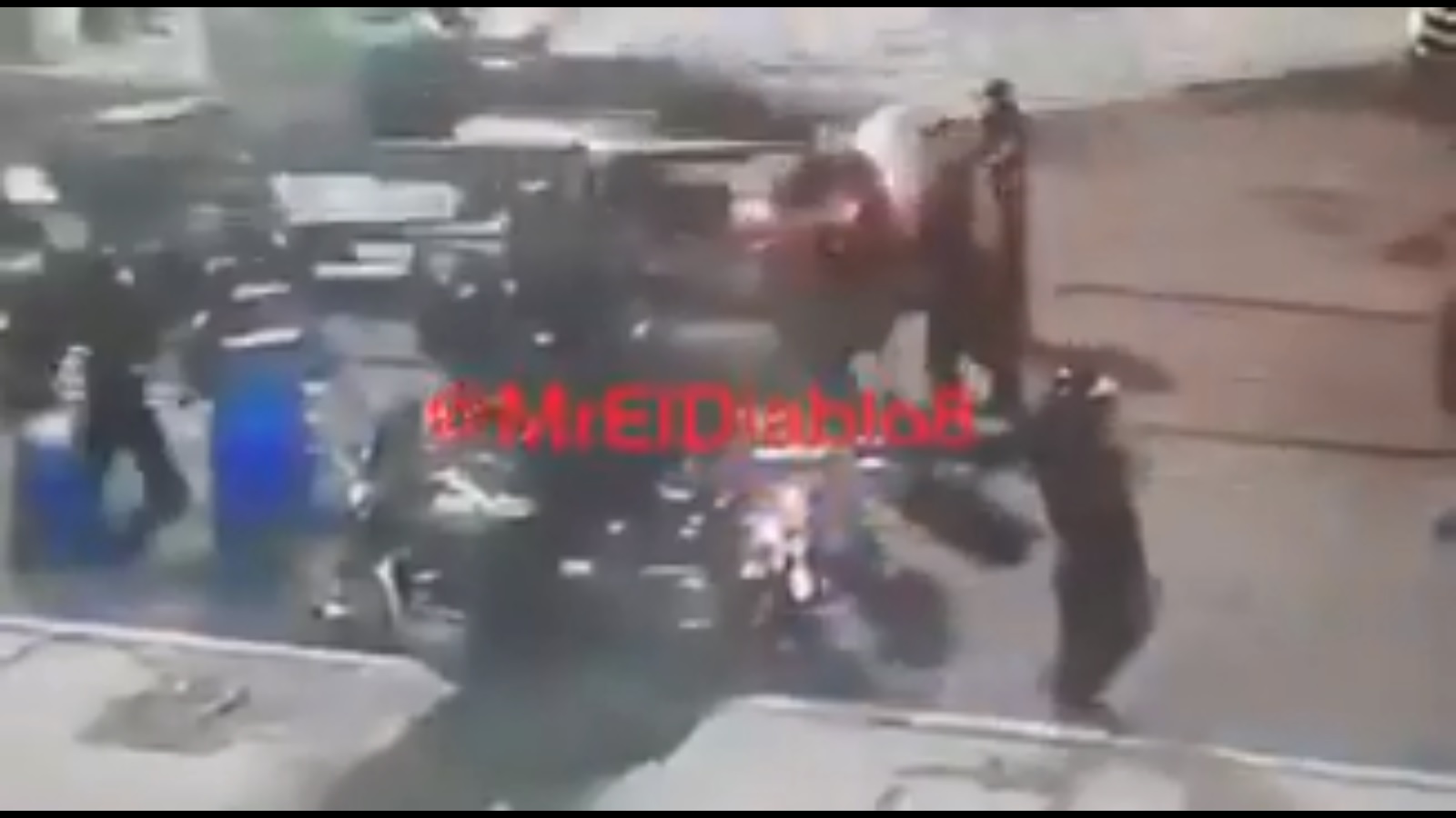 Los policías golpearon en grupo al periodista.