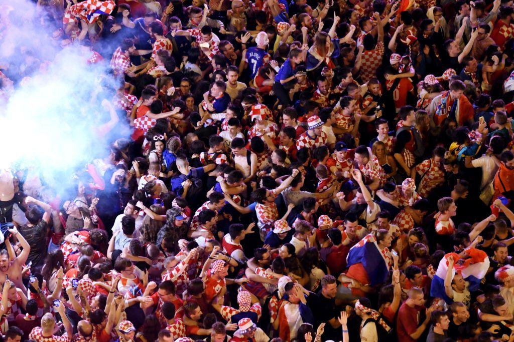 Miles de aficionados se congregaron en la plaza principal de Zagreb. AFP