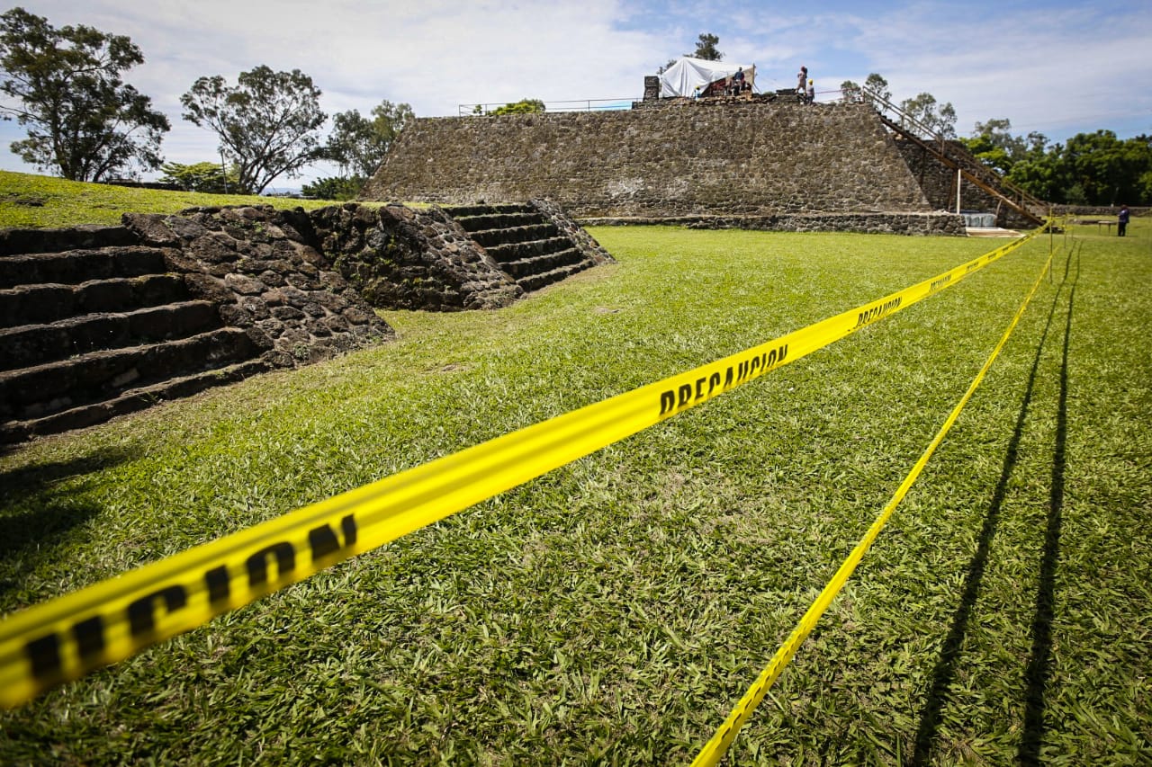 El sismo del 19 de septiembre sacudió la estructura principal y generó un doble hundimiento al centro de la pirámide. (Foto: Araceli López | MILENIO)