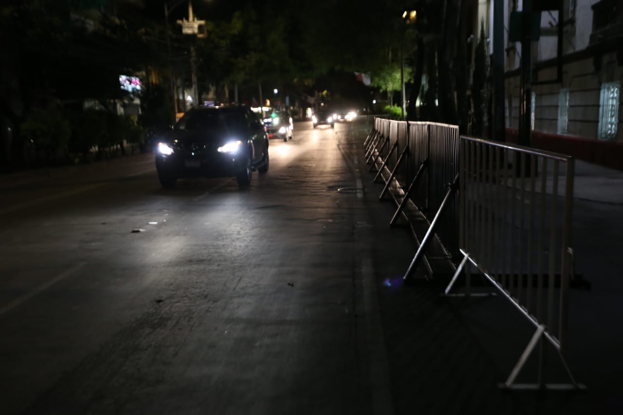 Las calles aledañas al salón en la colonia Roma fueron cercadas. (Jorge González)