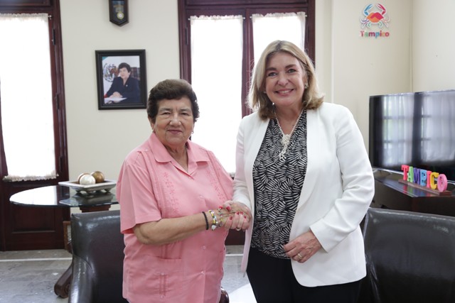 La embajadora de Colombia en México, Patricia Cárdenas junto a la alcaldesa Magdalena Peraza Guerra (José Luis Tapia)